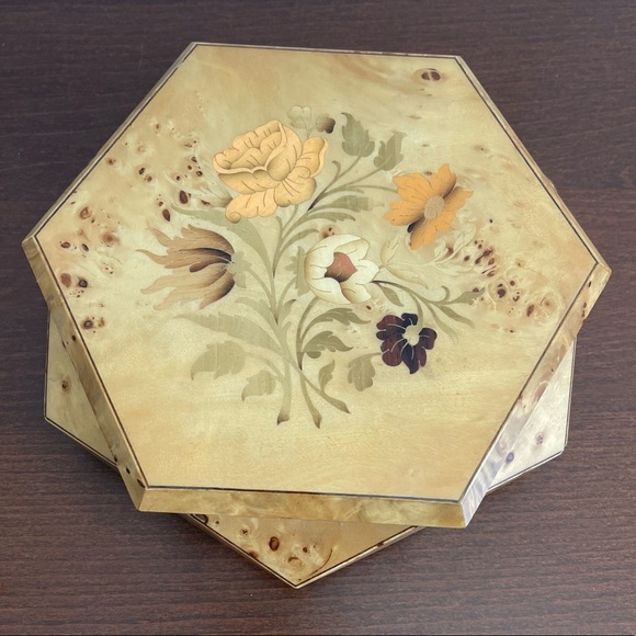Traditional Italian Reuge Octagonal - Picture 2 of 11